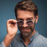 Älterer Herr mit blauer knalliger Sonnenbrille mit Verlaufgläser