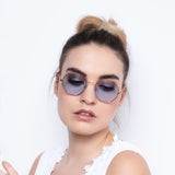 Frau mit Sonnenbrille Hypreader Aquila Gold/Blau mit achteckigen Gläsern – modischer Look und sommerlicher Stil