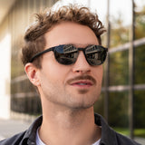 Mann mit Hypreader Aries Sunclip Sonnenbrille – elegantes schwarzes Gestell mit grünen Gläsern und stilvoller Clip-on-Funktion für sonnige Tage.