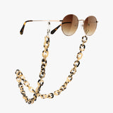 Hypreader Schildpatt-Brillenkette in Kombination mit runder Sonnenbrille Phoenix – dekorativ und praktisch bei Outdoor-Aktivitäten oder im Alltag.