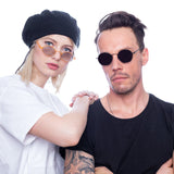 Zwei Models mit Hypreader Gemini Sonnenbrillen – Frau in Orange und Mann in Schwarz für einen kontrastreichen Partnerlook.