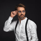 Mann mit Hypreader Gemini Schwarz-Blau – stilvolle Retro-Sonnenbrille mit blau getönten Gläsern