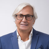 Hypreader Leo Schwarz – Mann mit grauen Haaren trägt die Brille Leo Schwarz in einem professionellen Setting.