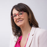 Frau mit der Hypreader Lesebrille Aries in Rot – eleganter Look für Business oder Freizeit, modern kombiniert mit einem hellen Blazer.