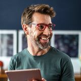 Mann mit Hypreader Lesebrille Aries in Rot – stilvolle und selbstbewusste Brillenwahl für Männer ab 40 mit Sinn für Design.