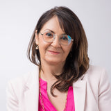 Frau mit Hypreader Libra Brille in Silber mit Blaulichtfilter, Porträtaufnahme