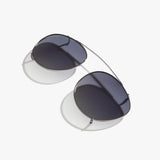 Nahaufnahme des Sonnenclips der Lupus grau Clip – einzeln liegend mit dunkler Tönung und schmaler Halterung