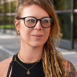 Hypreader Lupus Lesebrille mit Blaulichtfilter in Schwarz getragen von einer jungen Frau im Freien – runde, matte Brillenfassung mit Blaulichtfilter.