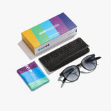 Hypreader Lupus Sonnenbrille in klassischem Schwarz mit dezentem Farbverlauf in den Gläsern – stilvoll, zeitlos und funktional für Alltag und Freizeit, Etui in schwarz im Kroko-Stil, buntes Putztuch und Verpackung.