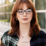 Junge Frau mit Hypreader Pyxis petrol im urbanen Stil