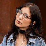 Junge Frau mit runder Lesebrille in Gunmetal von Hypreader – moderner Look mit Jeansjacke und natürlichem Make-up
