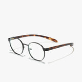 Hypreader Lesebrille Taurus Schwarz und Havannabraune Bügel in panto Form, seitliche Perspektive auf Rahmen und Bügel.