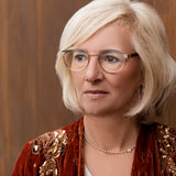 Ältere Frau mit der Hypreader Taurus Lesebrille in Roségold