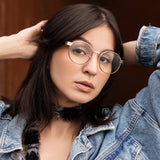 Junge Frau mit Hypreader Taurus Rosegold Lesebrille und Jeansjacke