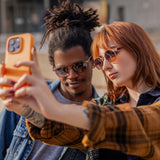 Junges Paar mit Sonnenbrillen von Hypreader – die Dame trägt das Modell Taurus, während sie ein Selfie machen