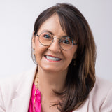 Frau mit langen braunen Haaren trägt die runde Vela Brille von Hypreader in Schwarz mit klaren Gläsern und lächelt in die Kamera.