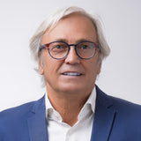 Mann mit grauen Haaren trägt die Hypreader Aries Blaulichtfilterbrille in Blau, elegante Kombination aus klassischem Look und farbigem Brillendesign.