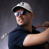 Junger Mann beim Golfen trägt die rote Hypreader Aries Sonnenbrille, sportlich-legerer Look für Freizeit und Aktivität