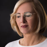 Nahaufnahme einer Frau mit der Hypreader Phoenix Brille in Roségold – stilvoller Begleiter für Alltag, Büro und Lesestunden.