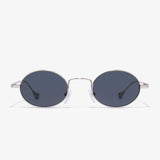 Die ovale Form der Hypreader Gemini Sonnenbrille in Silber/Schwarz betont den cleanen, zeitlosen Stil des Modells. Die kontrastreiche Kombination aus hellem Rahmen und dunklen Gläsern wirkt modern und cool.