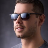 Studioaufnahme: Mann mit Hypreader Leo Sonnenbrille in Schwarz – klassischer Look mit rechteckigem Rahmen und dunklen Verlaufsgläsern