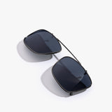 Hypreader Leo Sunclip in Dunkelgrau – abnehmbare Sonnenclip-On Gläser auf weißem Hintergrund, flach aufgelegt.