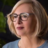 Frau trägt Hypreader Lesebrille Orion in transparentem Grau – elegantes, leichtes Design für den Alltag.