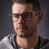 Mann trägt die Hypreader Lesebrille Modell Orion in Grau Transparent – dezente Brille mit klarer Linie.