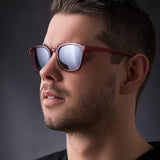 Mann trägt Hypreader Orion Sonnenbrille in Rot mit reflektierenden Gläsern