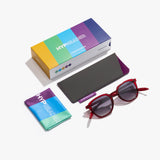 Die Hypreader Orion Sonnenbrille in Rot wird mit einem farbigen Hypreader-Boxenset geliefert, inklusive Brillenetui, Brillenband und Putztuch – das ideale Komplettpaket für unterwegs