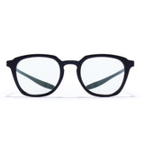 Dieses Foto zeigt die klare, ausgeglichene Formgebung von vorne. Die Gläser sind leicht entspiegelt, der Look minimalistisch und dennoch markant.