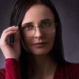 Modellbild einer Frau mit der Hypreader Blaulichtfilterbrille Phoenix in grau  – moderner und eleganter Stil für den Alltag oder das Büro.