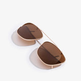 Brauner Sonnenbrillenclip Hypreader Pyxis Sunclip auf weißem Hintergrund – quadratische Gläser, elegantes Clip-Design für stilvollen Sonnenschutz auf Lese- oder Blaulichtfilterbrille.