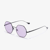 Hypreader Sonnenbrille Aquila in Schwarz mit lila Gläsern – moderne achteckige Form mit filigranem Gestell aus Metall, fotografiert in schräger Perspektive auf weißem Hintergrund