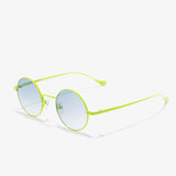 Runde Hypreader Sonnenbrille Vela in Neon-Gelb mit blau verlaufenden Gläsern, fotografiert schräg von vorne auf weißem Hintergrund