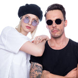 Zwei Models tragen die Hypreader Sonnenbrille Vela: links das Modell Gold-Blau mit hellblauen Gläsern – moderne Unisex-Sonnenbrille im Retro-Look
