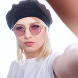 Frau mit blonden Haaren trägt die Hypreader Vela Sonnenbrille in Silber mit zarten Lila-Gläsern – lässiger Stil mit Retro-Touch