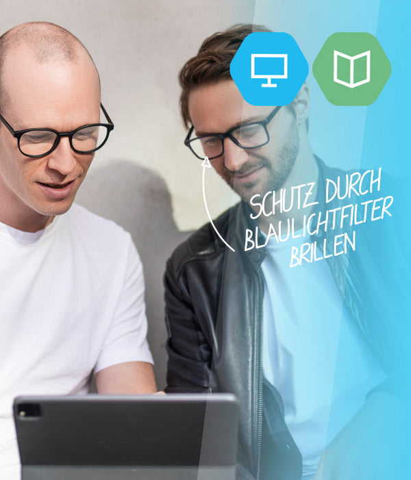 2 junge Männer die am Laptop schauen mit Blaulichtfilterbrillen