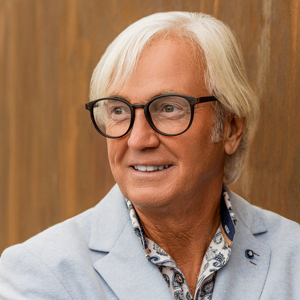 Herr mittleren alters mit Lesebrille in schwarz