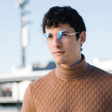Mann mit Hypreader Aquila rosegold – elegante Lesebrille mit Blaulichtfilter und goldfarbenem Gestell bei Tageslicht