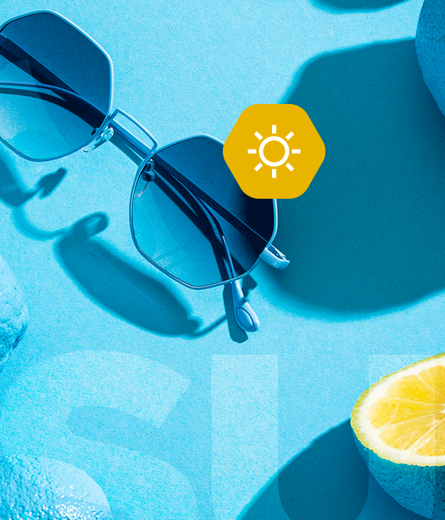 Hypreader Aquila Sonnenbrille in Blau mit blauen Gläsern liegt zwischen Zitronen auf blauem Hintergrund – sommerlicher Header mit frischer Farbwelt-mobil
