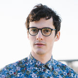 Mann trägt Hypreader Blaulichtfilterbrille Aries in Schwarz – Porträt im Freien