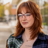 Rothaariges Mädchen trägt Blaufilterbrille von Hypreader Pyxis rot