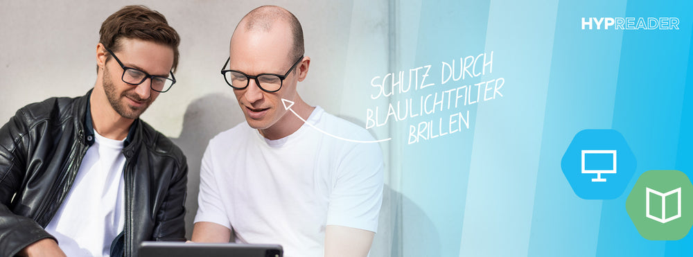 Zwei Männer mit Hypreader Blaulichtfilterbrillen beim Lesen auf einem Tablet – Schutz für Augen bei Bildschirmarbeit- Modell Orion und Leo