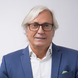 Mann mit grauen Haaren trägt Hypreader Leo Braun – Business Look