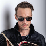 Das Model trägt die Hypreader Leo Blaulichtfilterbrille mit Sonnenclip auf der Nase. Die Gläser wirken dunkel und elegant, das Modell zeigt sich modern und alltagstauglich.