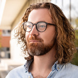 Mann mit langen Haaren trägt Hypreader Lupus Brille in Havanna mit Blaulichtfilter