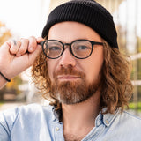  Hypreader Lupus Blaulichtt-Brille in Schwarz – getragen von einem Mann mit Mütze, klare Linien und runde Form, ideal für Lesebrillen mit Stil.