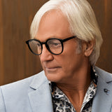 Hypreader Lupus in schwarz matt– elegante, runde Lesebrille mit Blaulichtfilter, getragen von einem älteren Mann mit weißem Haar.