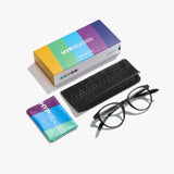 Hypreader Lupus Blaulichtfilterbrille in schwarz mit Brillenetui in Kroko-Optik schwarz, buntes Reinigungstuch und bunter Verpackung.